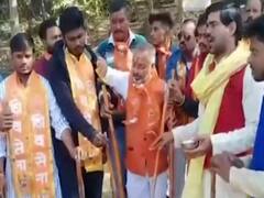 Shiv Sena ने लाठियों को पिलाया तेल, Valentine's Day का कर रहे विरोध