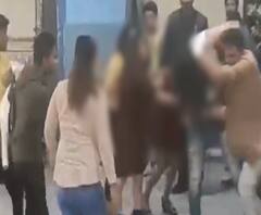 लखनौमध्ये छेडछाडीच्या आरोपाखाली तरुणींकडून एका इसमाला जबर मारहाण, सोशल मीडियावर व्हिडीओ व्हायरल