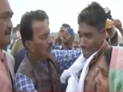 MP बस हादसा: मरने वालों की संख्या 45 हुई, मंत्री से लिपटकर रोए परिजन