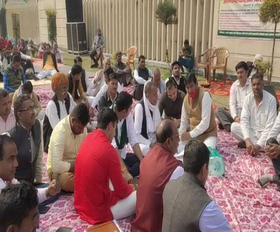 Greater NOIDA में धरने पर बैठे किसान, चार गुणा मुआवजे की मांग | ABP Ganga 