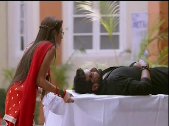 कुमकुम भाग्‍य: अभि के सिर में लगी गोली. प्रज्ञा परेशान | सास, बहू और साजिश