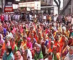 Kolhapur | पालिकेच्या अतिक्रमण मोहिमेविरोधात फेरीवाले आक्रमक, शिवाजी मार्केट परिसरात ठिय्या