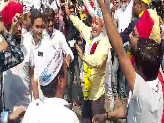 સુરતમાં પાટીદારોના ગઢમાં દિલ્હીના નાયબ મુખ્યમંત્રી મનીષ સિસોદીયા રમ્યા ગરબા