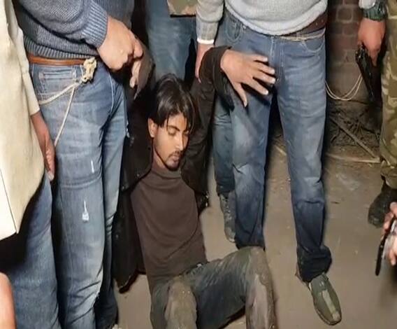 हाईवे से कार लूट कर खेतों में घुसे बदमाश, फिर यूपी पुलिस ने ऐसे किया 'एनकांटर' | Baghpat 