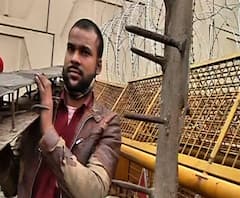 Farmers Protest | गाझीपूर सीमेवरील खिळे काढायला सुरुवात