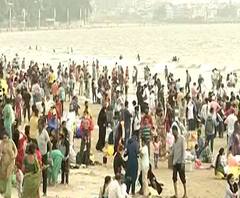 Coronavirus | जुहू चौपाटीवर पर्यटकांची गर्दी; कोरोनाचे सर्व नियम धाब्यावर बसवून पर्यंटकांची भ्रमंती