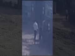 Surat ના સાયણમાં ગેસ એજન્સીનો માલિક બન્યો લૂંટારુઓનો શિકાર, જુઓ CCTV