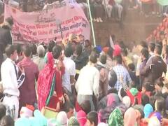 Jind Mahapanchayat के दौरान टूटा मंच, Rakesh Tikait थे मौजूद | Kisan Andolan