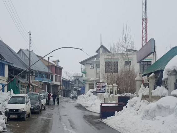 Jammu और Kashmir, Ladakh में फिर हुई बर्फबारी, Pahalgam में शुरु हुआ Winter Festival