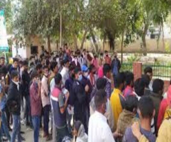 स्वास्थ्य विभाग की टीम को बंधक बनाने की कोशिश, महिलाओं ने भी की बदसलूकी | Agra 