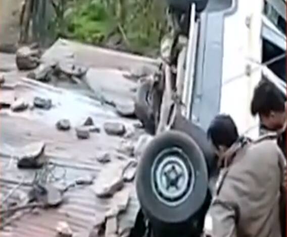 Ranikhet के भतरौंजखान में बड़ा सड़क हादसा, दो लोगों की मौत और पांच घायल। 