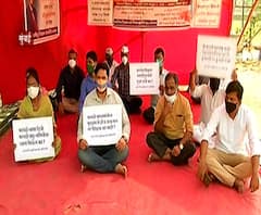 Teachers Agitation | मराठीत शिक्षण झाल्याने नोकरी नाकारल्याचा आरोप, शिक्षकांचं आझाद मैदानात आंदोलन