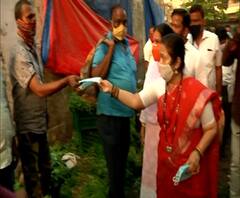 BMC Mayor in Dadar Market | दादर भाजी मार्केटमध्ये महापौरांकडून मास्क वाटप, महापौरांचं मिशन मास्क!