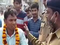 Bihar : Traffic Police की गांधीगीरी देखिए, नियम तोड़ने वाले को दे रहे हैं फूल
