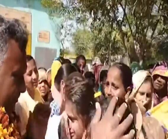 टीचर के ट्रांसफर पर फूट-फूटकर रोया पूरा गांव, इसे देखकर आपकी आंखों में भी आ जाएंगे आंसू 