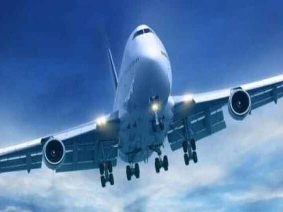 एयरपोर्ट पर उतरते वक्त बिजली के पोल से टकराया प्लेन, सभी यात्री सुरक्षित 