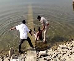 निम्न ज्ञानगंगा प्रकल्पबाधितांच्या धरणात उड्या, मुख्यमंत्र्यांच्या दौऱ्याच्या पार्श्वभूमीवर आक्रमक