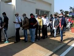 Ahmedabad: ટેસ્ટ મેચની ટિકિટની ખરીદી માટે મોટેરા સ્ટેડિયમ બહાર ઉમટી લોકોની ભીડ