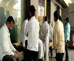 मुंबईत Congress राज्य निवड मंडळाची बैठक, कार्यकर्त्यांची गर्दी, मुख्यमंत्र्यांच्या आवाहनाला हरताळ 