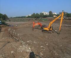 साडेतीन किमीचा गाळ काढण्यासाठी गोदावरीचं पाणी रोखलं, पुढील चार महिने सुरू राहणार गाळ काढण्याचं काम