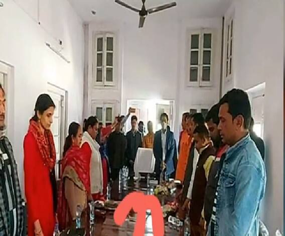 बिजनौर में जोशीमठ के मृतकों के लिए मौन, बीच से उठकर चल दीं चेयरपर्सन रूखसाना। 