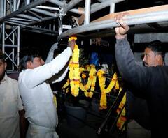 शरद पवारांआधी गोपीचंद पडळकरांकडून पुतळ्याचं अनावरणाचा प्रयत्न, शरद पवार भ्रष्टाचारी असल्याची घोषणा