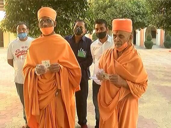 Gujarat Panchayat Election 2021: Rajkot ના ગોંડલના અક્ષર મંદિરના સંતોએ મતદાન કર્યું