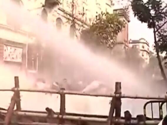 Kolkata में लेफ्ट कार्यकर्ताओं पर पुलिस का लाठीचार्ज | WB Polls 2021