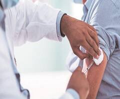 Corona Vaccination में अव्वल नंबर पर UP, आज करीब 60 हजार फ्रंट लाइनर्स को लगेगा टीका