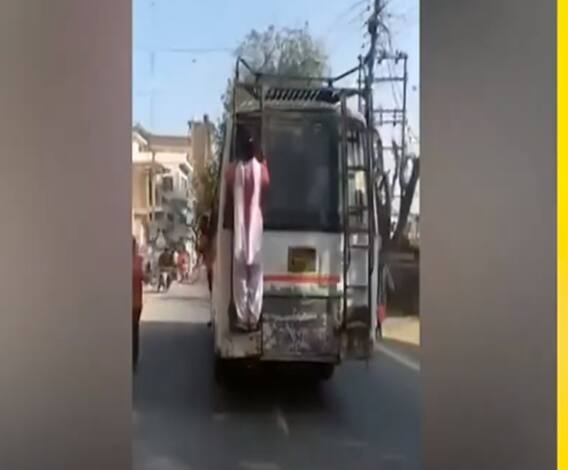 Amethi में बस से लटककर स्कूल जाने को मजबूर बेटियां, वीडियो से मचा हड़कंप। 