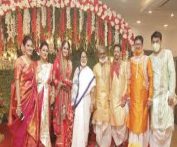 হয় মা নয় বৌমা: নীল-তৃণার বিয়েতে হাজির মমতা বন্দ্যোপাধ্যায়, নবদম্পতিকে করলেন আশীর্বাদ