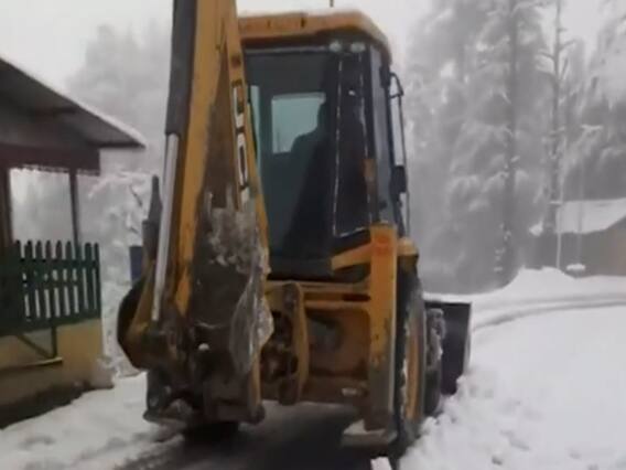 उत्तराखंड और हिमाचल प्रदेश में जमकर बर्फबारी, कई रास्ते बंद, दूध-ब्रेड पहुंचाने में आ रही है दिक्कत