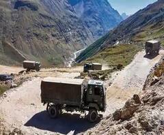 अचानक आई तबाही ने बढ़ाई LAC के पास टेंशन, CM Trivendra ने लिया जायजा | Uttarakhand Glacier Burst 