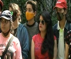 Mumbai | काश्मिरमधील महिला क्रिकेट संघ मुंबईत; दिलीप वेंगसरकर यांच्याकडून स्वागत