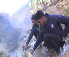 ग्लेशियरों के बीच है गर्म पानी का कुंड, लोग उबालते हैं अंडे, पकाते हैं चावल | ABP Ganga 