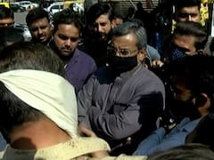 Ahmedabad કોગ્રેસમાં ભડકો, ટિકિટ ના મળતા NSUIએ કોગ્રેસના નેતા ચેતન રાવલનો કર્યો ઘેરાવ