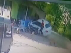 મધ્યપ્રદેશના રતલામમાં સર્જાયો અકસ્માત, પૂરઝડપે આવતી કાર ઢાબામાં ઘૂસી, જુઓ CCTV