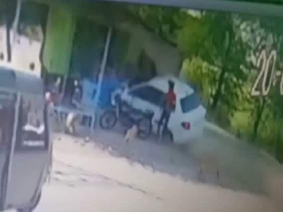 મધ્યપ્રદેશના રતલામમાં સર્જાયો અકસ્માત, પૂરઝડપે આવતી કાર ઢાબામાં ઘૂસી, જુઓ CCTV