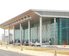 অণ্ডাল: প্রতিশ্রুতিভঙ্গ! ক্ষতিপূরণ পেলেও মেলেনি জমি, প্রতিবাদে বিমানবন্দরে ঢোকার রাস্তা অবরোধ জমিদাতাদের