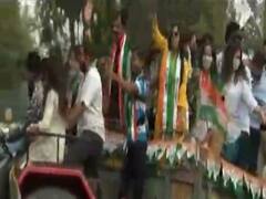 Ahmedabad: બોડકદેવમાં કોગ્રેસના ઉમેદવારોએ ટ્રેક્ટર પર બેસી કર્યો પ્રચાર