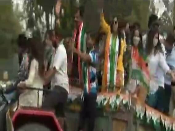 Ahmedabad: બોડકદેવમાં કોગ્રેસના ઉમેદવારોએ ટ્રેક્ટર પર બેસી કર્યો પ્રચાર
