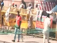 बिना इजाजत प्रदर्शन करने पहुंचे लेफ्ट कार्यकर्ता, पुलिस ने हिरासत में लिया