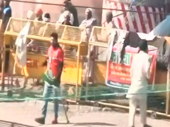 बिना इजाजत प्रदर्शन करने पहुंचे लेफ्ट कार्यकर्ता, पुलिस ने हिरासत में लिया