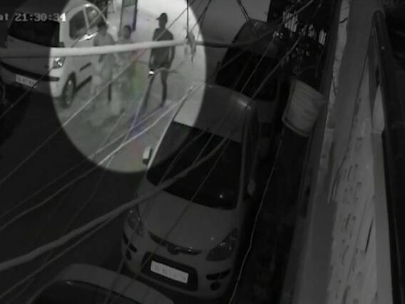 Delhi: चेन स्नैचिंग में घायल हुई महिला की मौत, CCTV में घटना कैद 