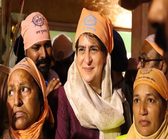 Akhilesh Yadav और Priyanka Gandhi क्यों पहुंचे एक ही मंदिर ? | Mudde Ki Baat 