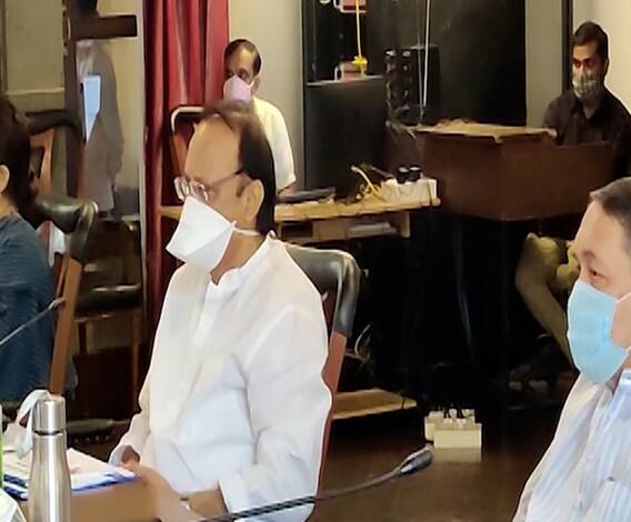 उपमुख्यमंत्री अजित पवारांच्या उपस्थितीत पुण्याच्या काऊन्सिल हॉलमध्ये कोरोना नियंत्रण आढावा बैठक