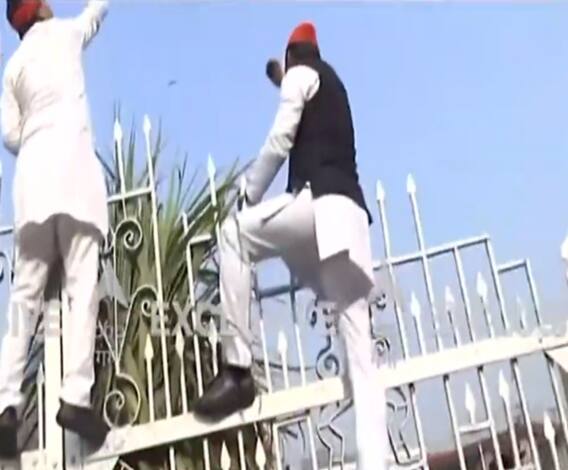 Lucknow: बजट सत्र शुरू होने से पहले ही सपा नेताओं का बवाल, गन्ना लेकर विधानसभा में जाने की मांग। 