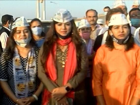 Surat: એરપોર્ટ પર CM કેજરીવાલના સ્વાગત માટે કાર્યકર્તાઓ ઉમટ્યા, 'ભ્રષ્ટાચાર કા એક હી કાલ કેજરીવાલ કેજરીવાલ'ના લગાવ્યા નારા 