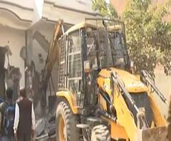 Ateeq Ahmad का एक और करीबी आया बुलडोजर की जद में | Prayagraj | @ABPGanga 