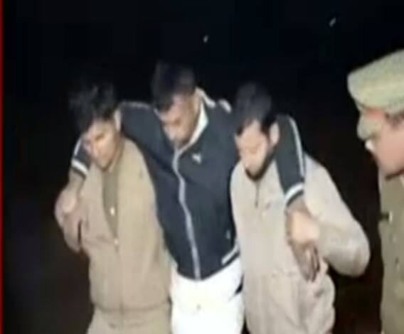 Greater Noida में गो-तस्कर और पुलिस के बीच मुठभेड़, तमंचा और कारतूस बरामद। 